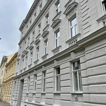 With Parking In The Center - 500m From Hlavni Nadrazi Apartment *